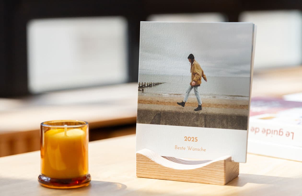 Tischkalender mit Holzfuß