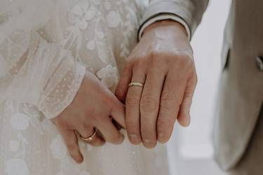 Hochzeitspaar in zärtlicher Pose