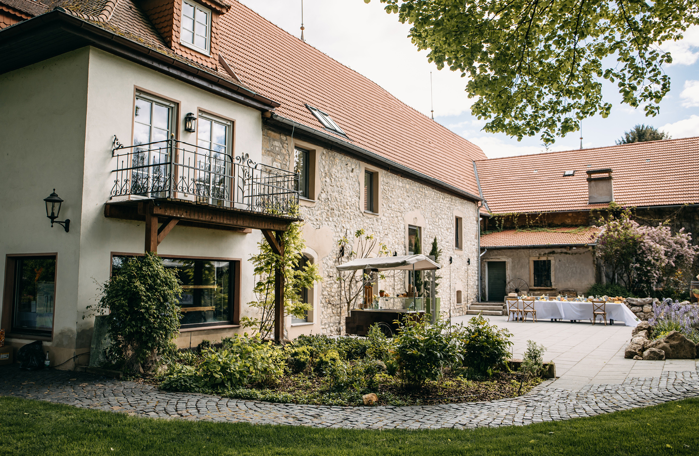 Im Hintergrund steht das Weingut, vorne ist die Hochzeitstafel zum Heiraten auf dem Weingut aufgebaut.