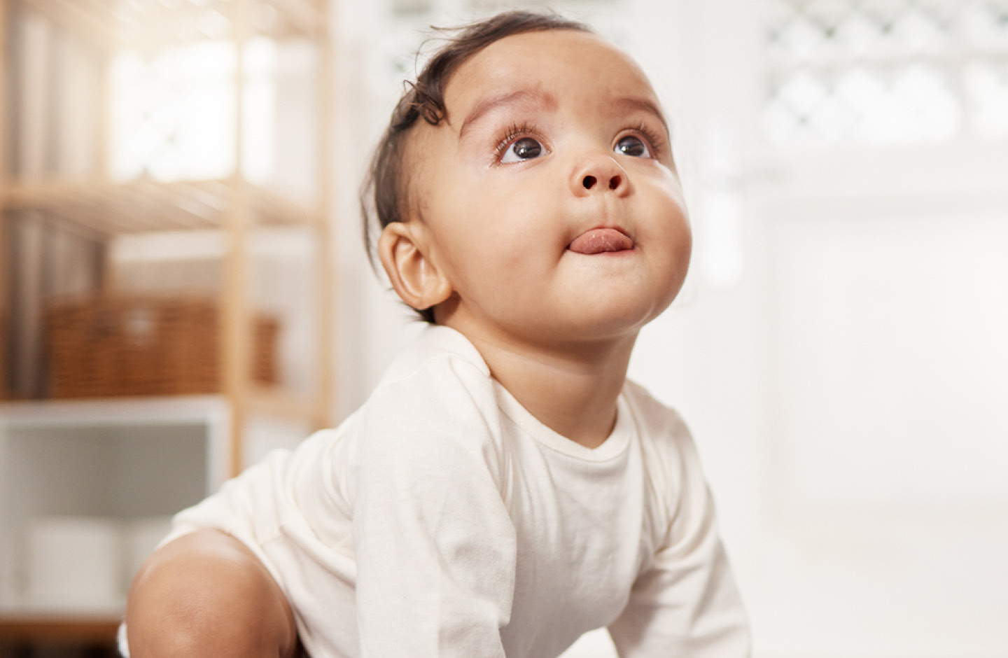 Niedliches Baby schaut beim Krabbeln nach oben