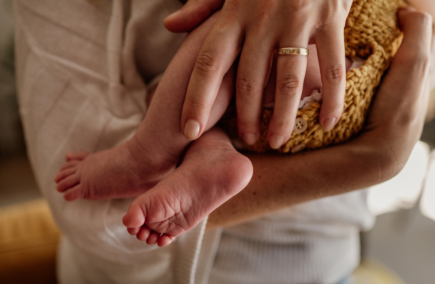 Bildausschnitt Babyfüßchen und Hand der Mutter