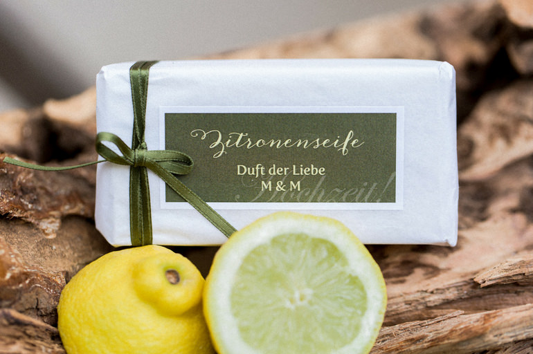 Zitronenseife selbstgemacht mit einem kleinen Spruch und den Namen der Gäste verziert als Gastgeschenk