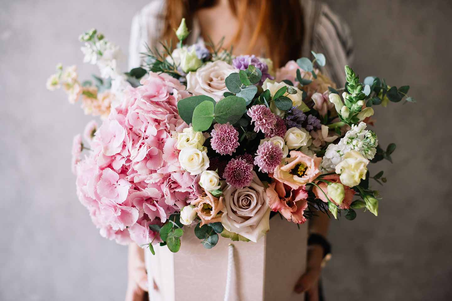 Frau hält wunderschönen üppigen Blumenstrauß