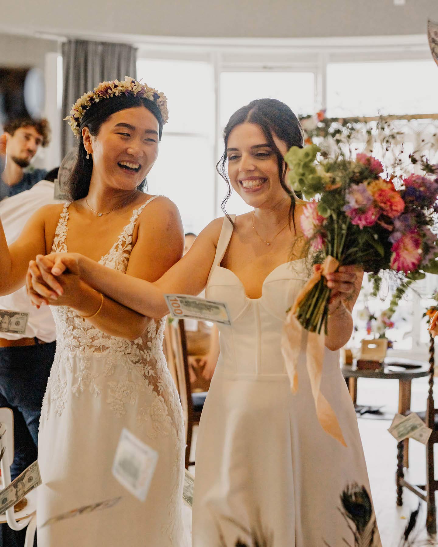 Frischvermältes Hochzeitspaar geht strahlend Hand in Hand vom Traualtar weg