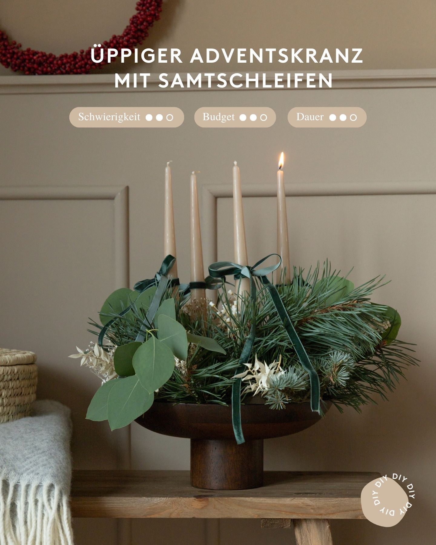 Üppig gebundener Adventskranz aus Tannengrün und Steckschaum verziert mit beige farbigen Kerzen und grünen Samtschleifen.