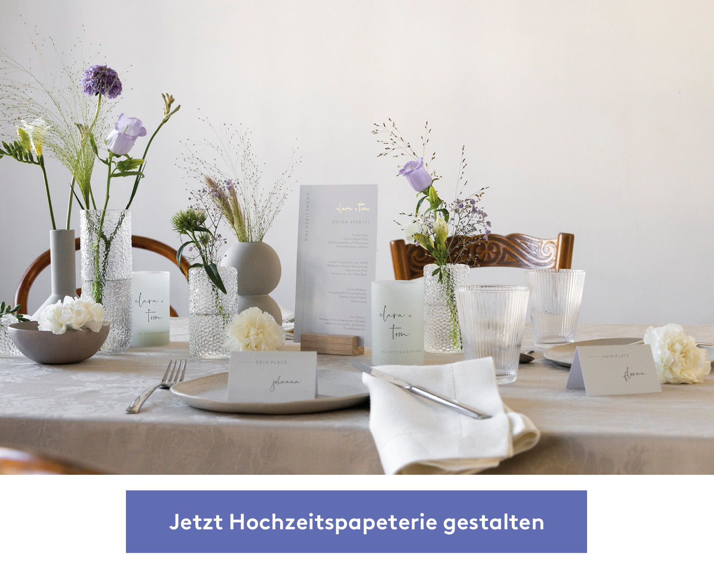 Hochzeitspapeterie auf gedeckter Tafel