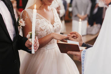 Hochzeitspaar mit Pfarrer in der Kirche wärend der Zeremonie