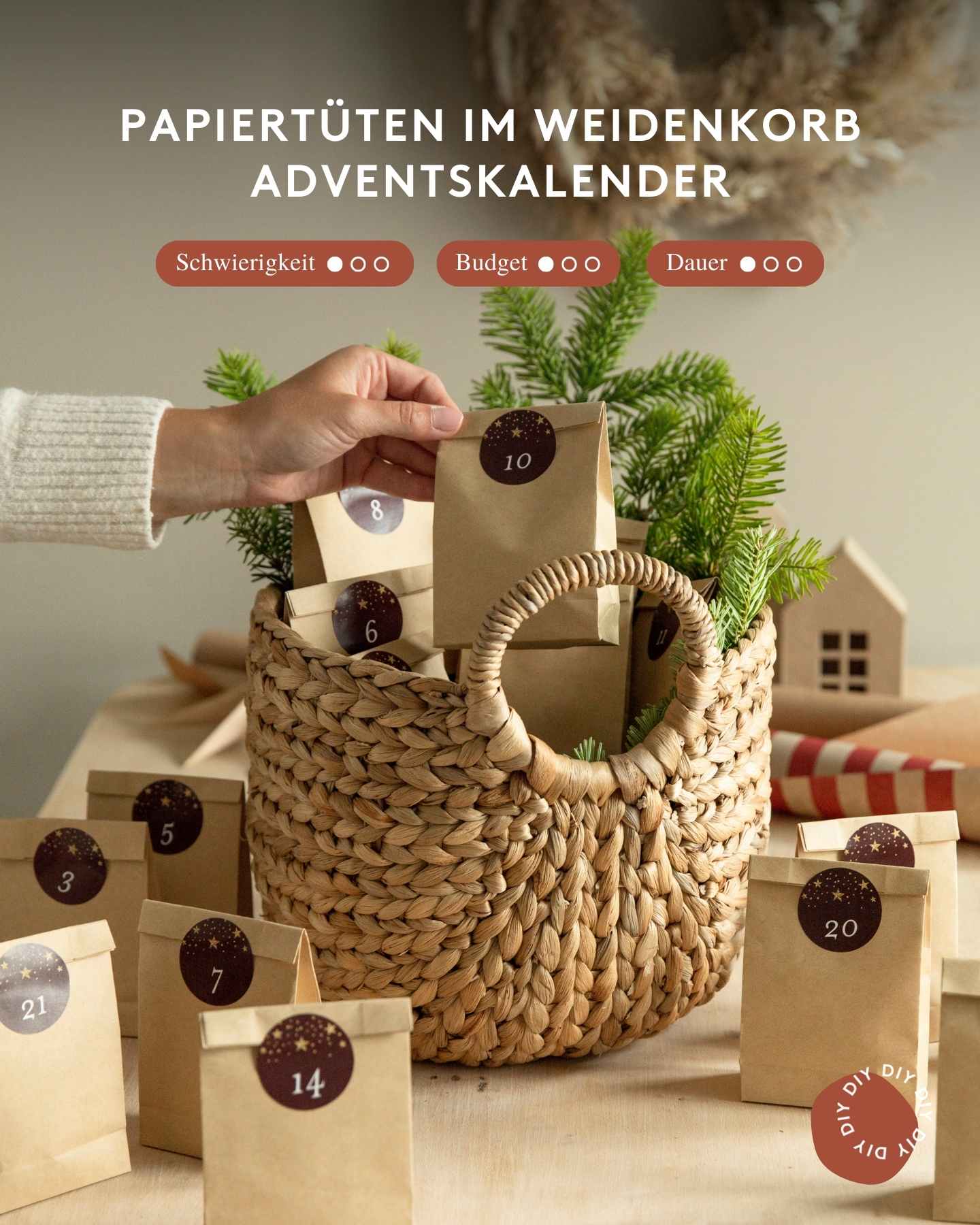 Weidenkorb gefüllt mit kleinen Tüten und Tannenzweigen ist ein selbst gemachter Adventskalender.