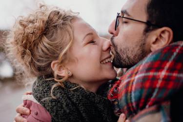 Verliebtes Paar feiert Valentinstag