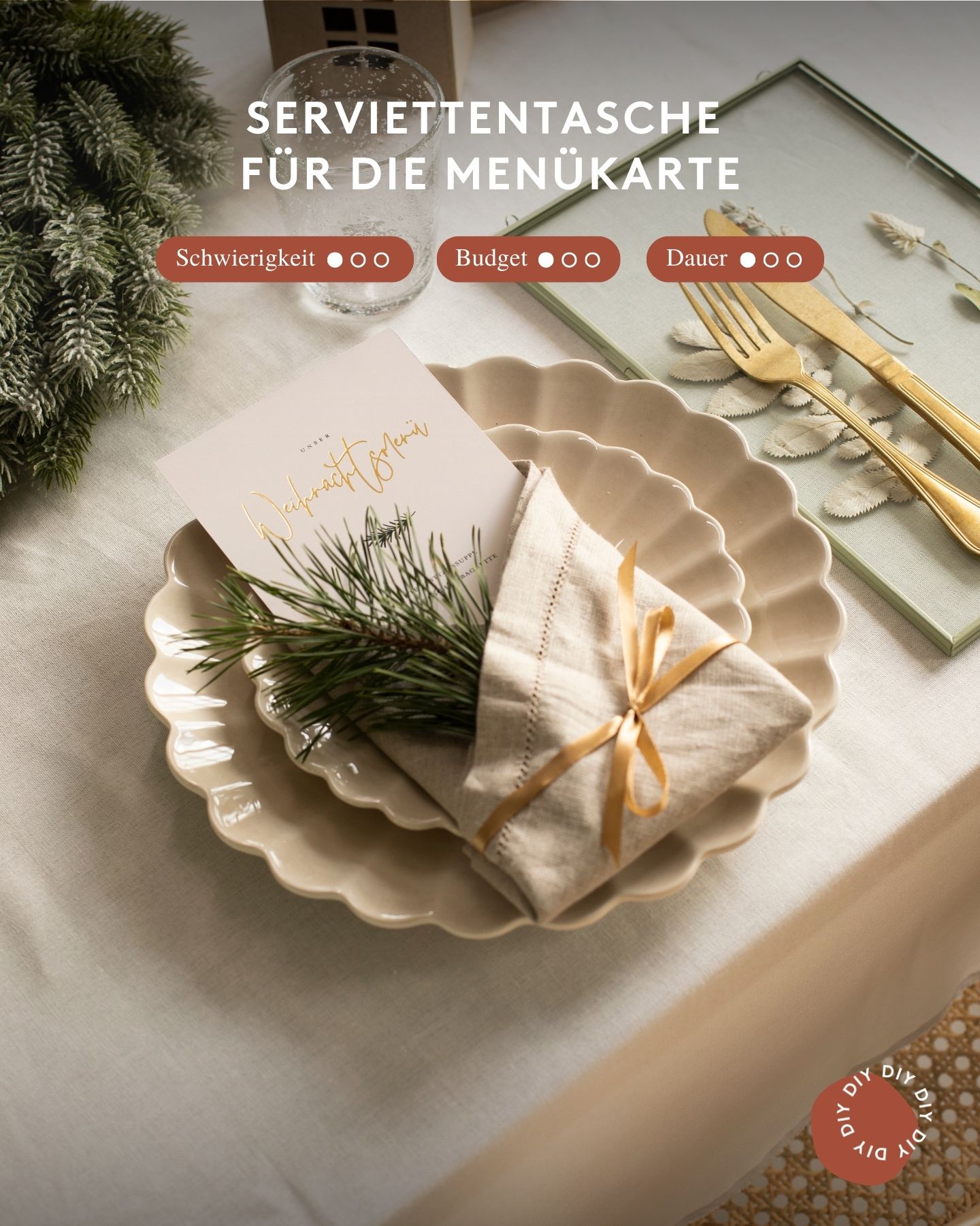 Tischdekoration selber machen: Aus einer Serviette gefaltete Tasche in der die weihnachtliche Menükarte steckt.