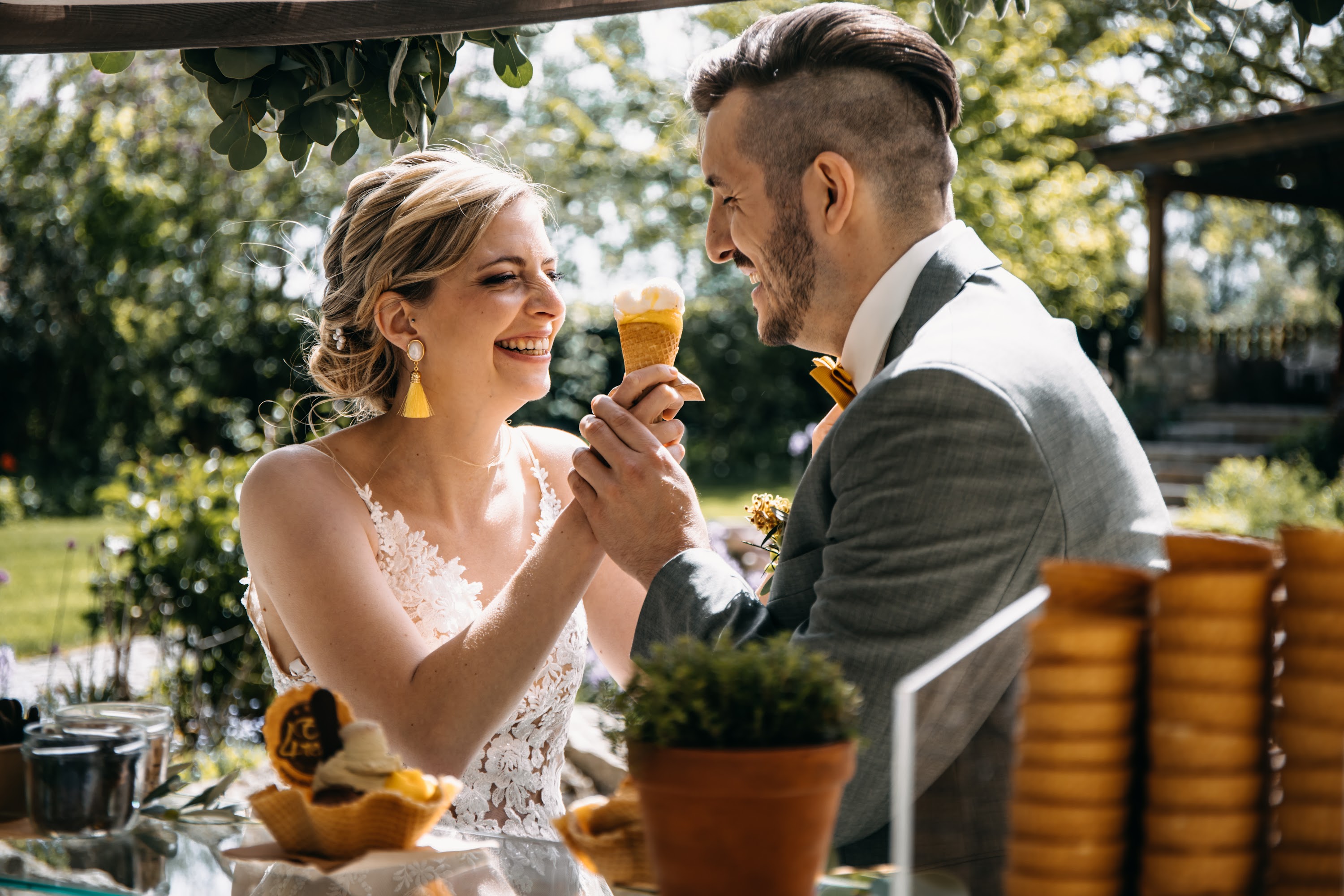 Frau und Mann halten eine Eiswaffel.