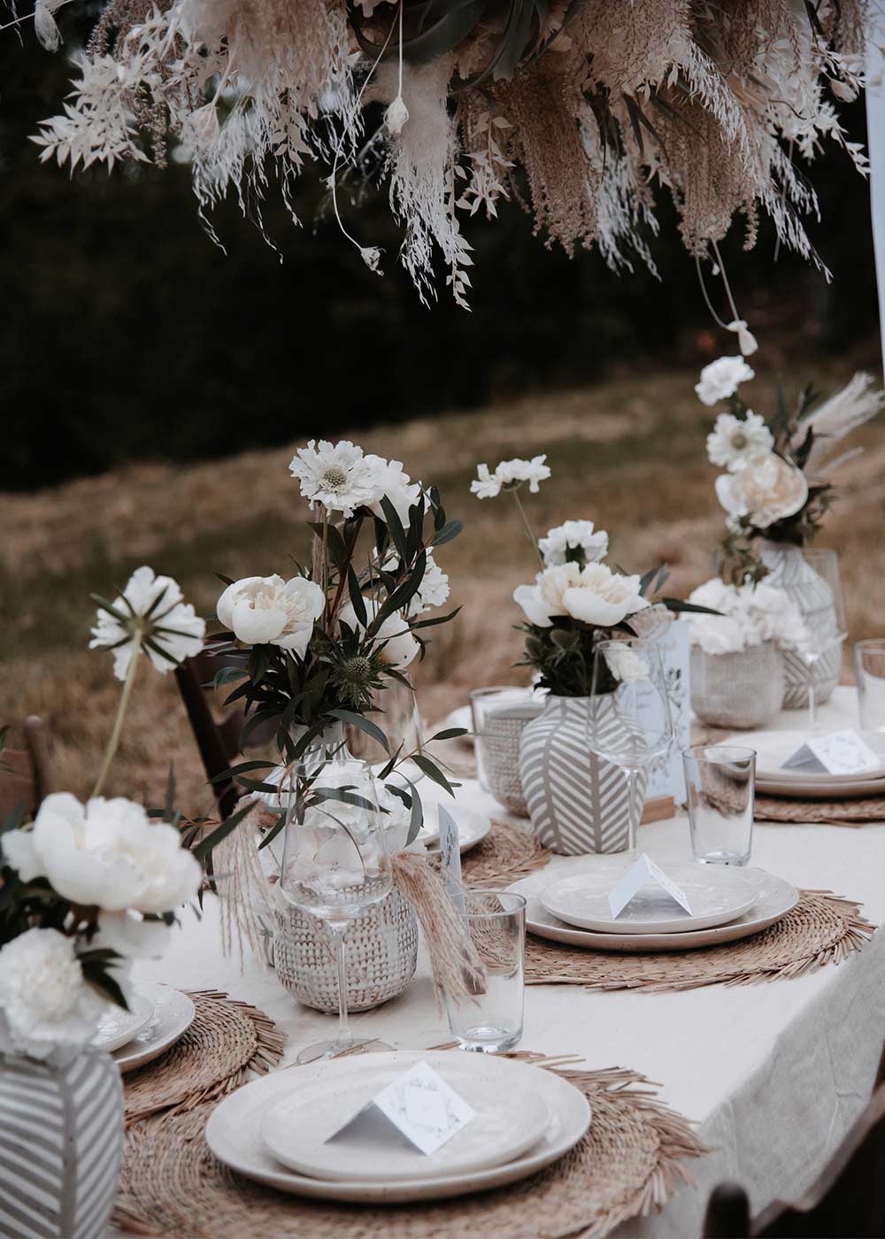 Der Hochzeitstisch ist wunderschön in Beige- und Erdtönen geschmückt.