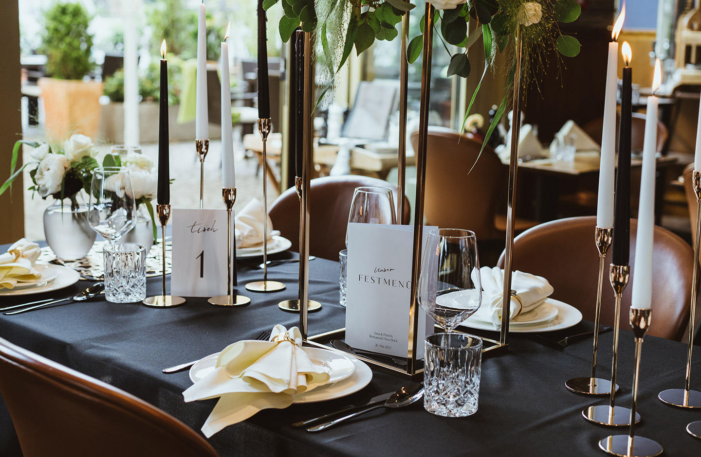 Gedeckter Hochzeitstisch in edler Optik