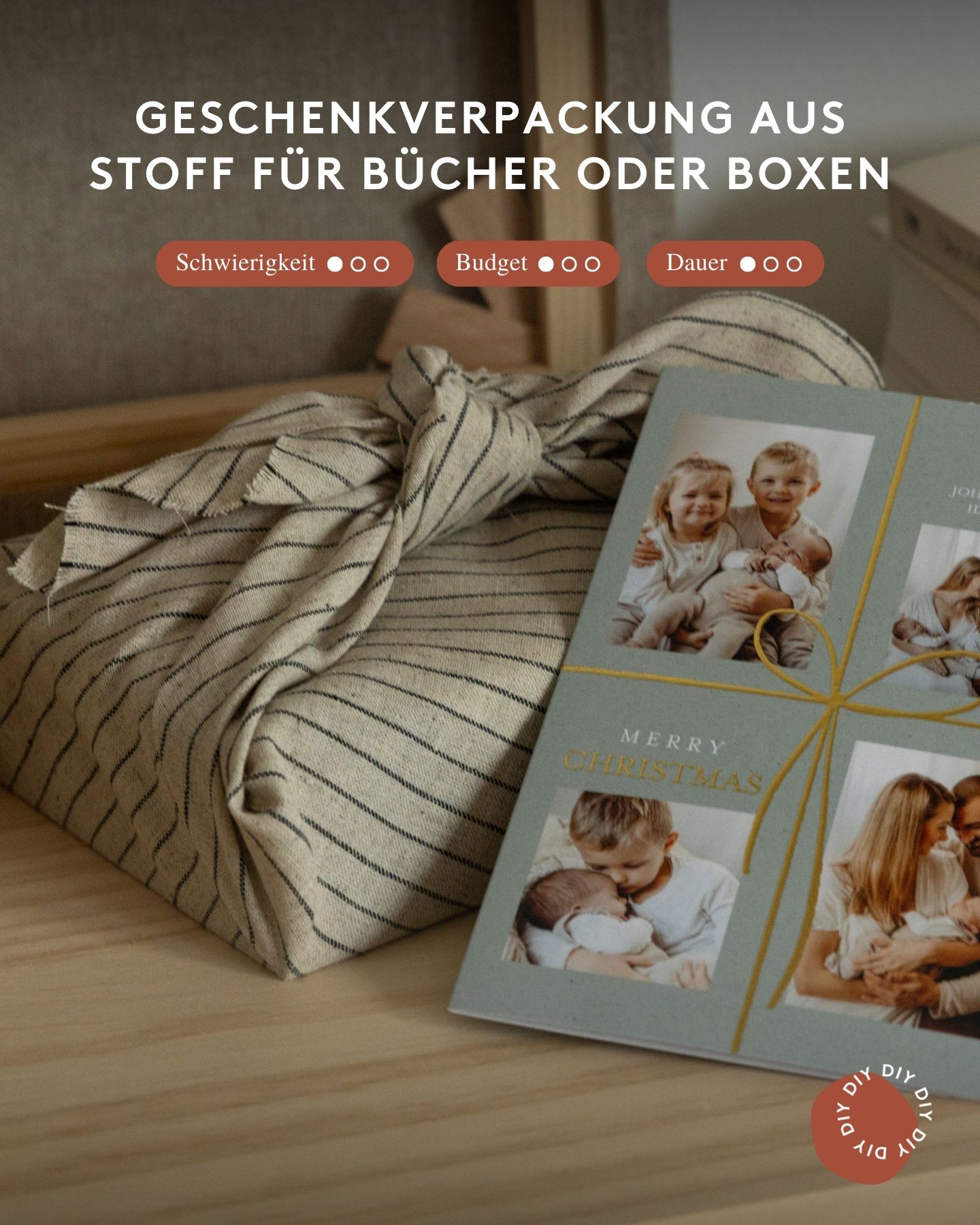 In Stoff verpacktes Buch mit Weihnachtskarte