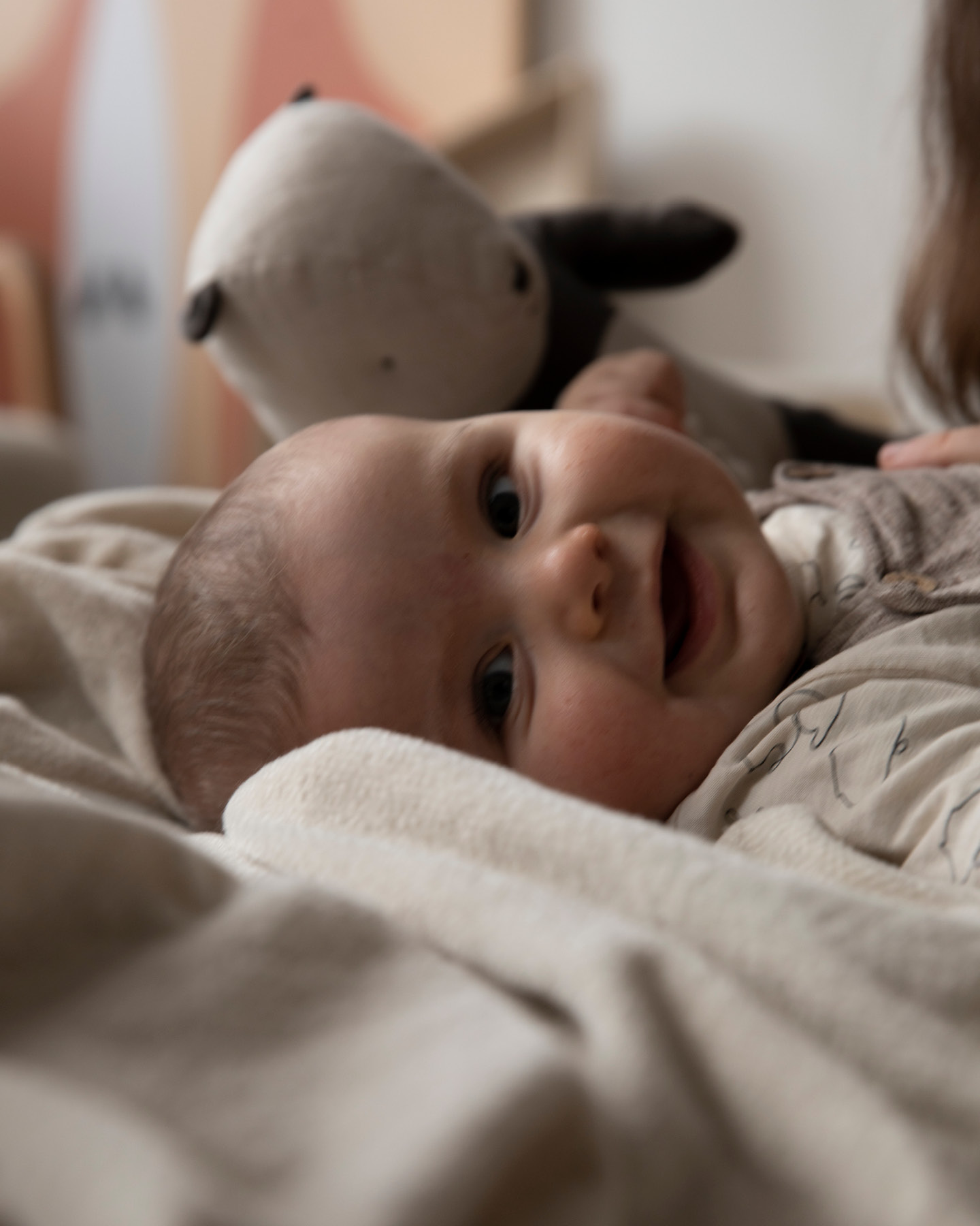 Portrtaitaufname von liegendem, lächelnden Baby