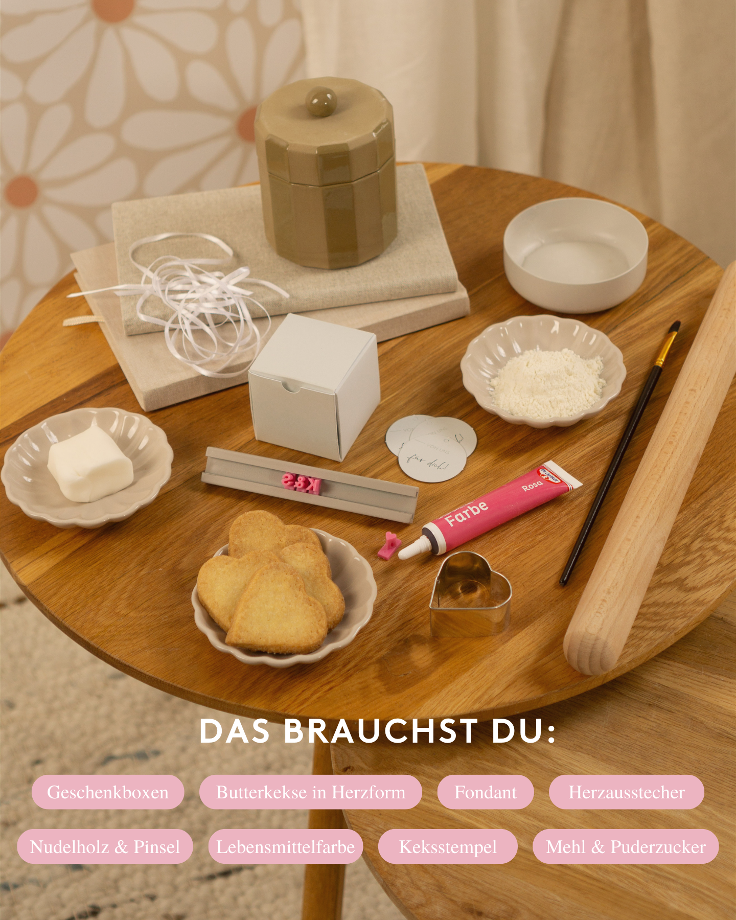 Selbst gemachte Hochzeitskekse in Rosa mit den Initialen des Hochzeitspaars. Alle Materialien die benötigt werden liegen nebeneinander. 