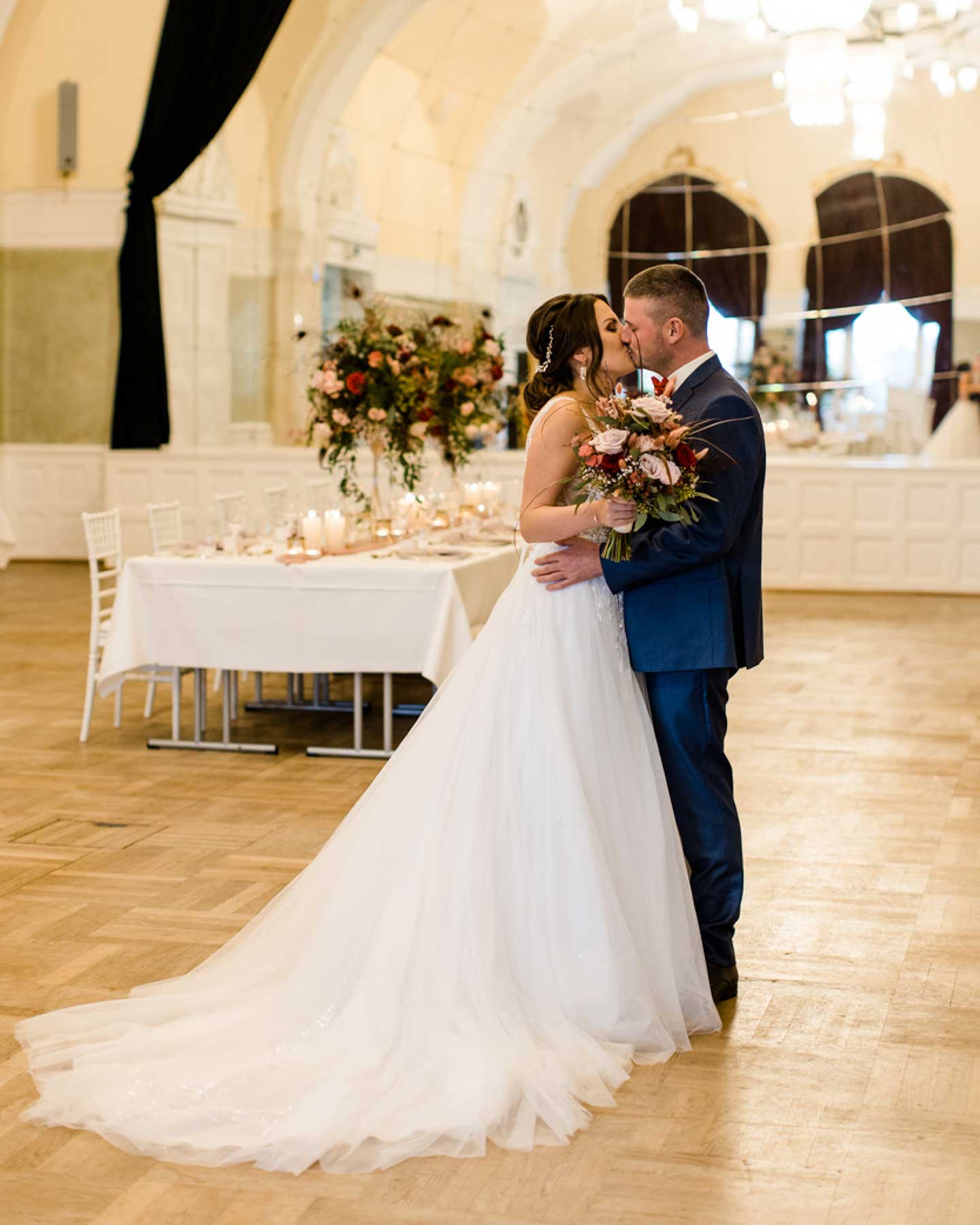 Brautpaar küsst sich beim Hochzeitstanz.