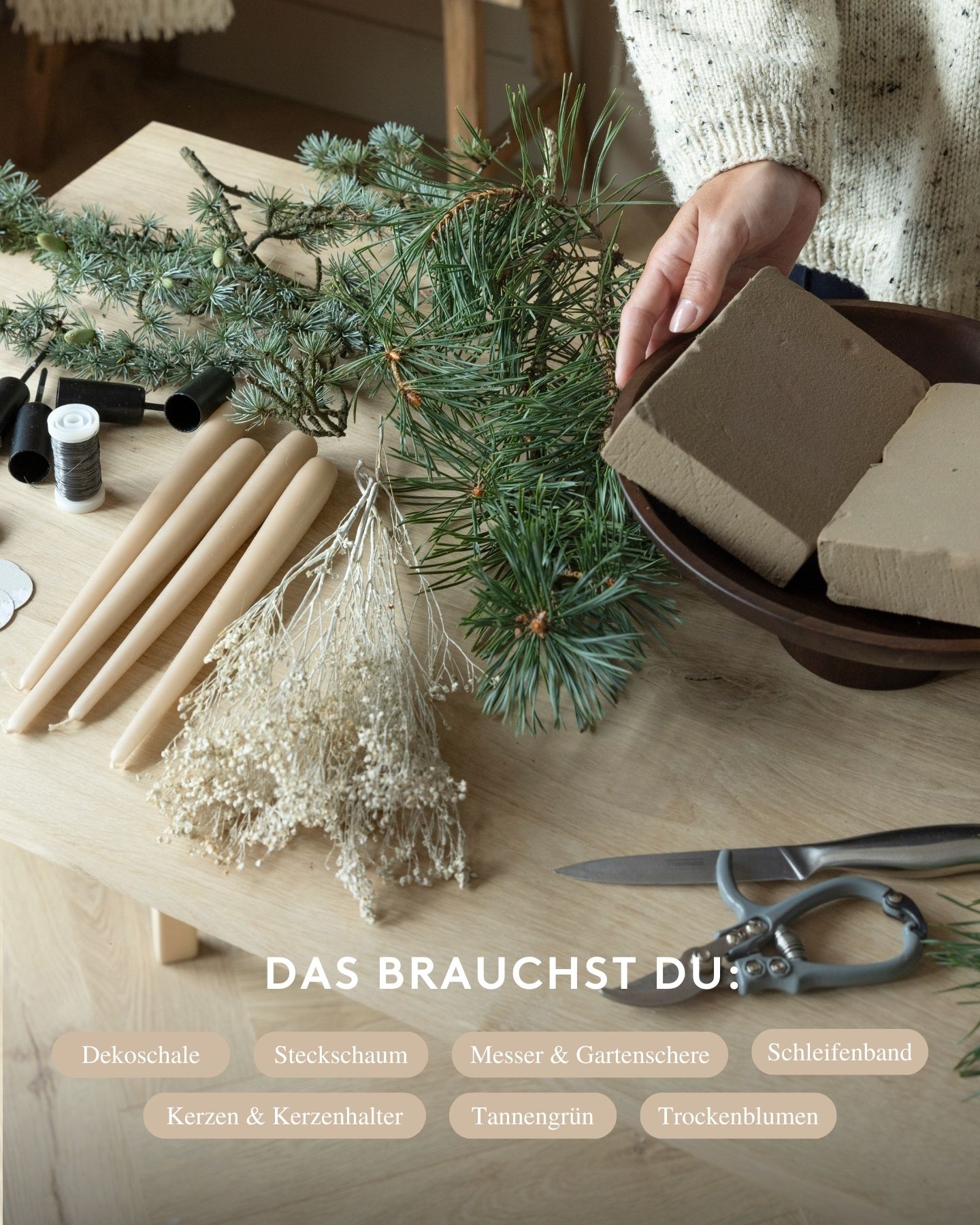 DIY-Adventskranz aus Tannengrün und Steckschaum verziert mit beige farbigen Kerzen und grünen Samtschleifen. Alle Materialien im Überblick.