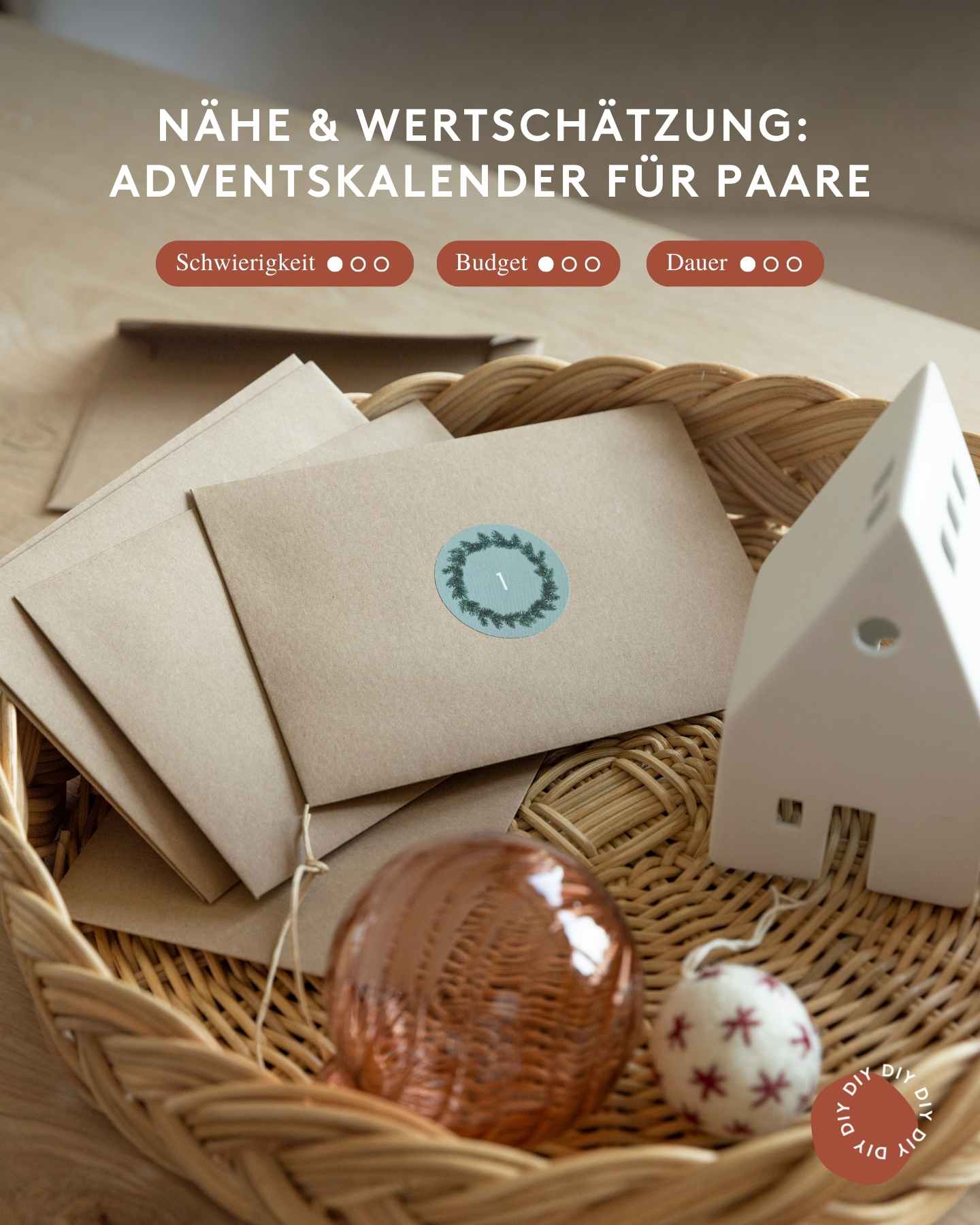 Adventskalender mit Date-Ideen liegt in einem Körbchen