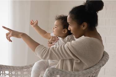 Mutter liegt mit Tochter auf Bett