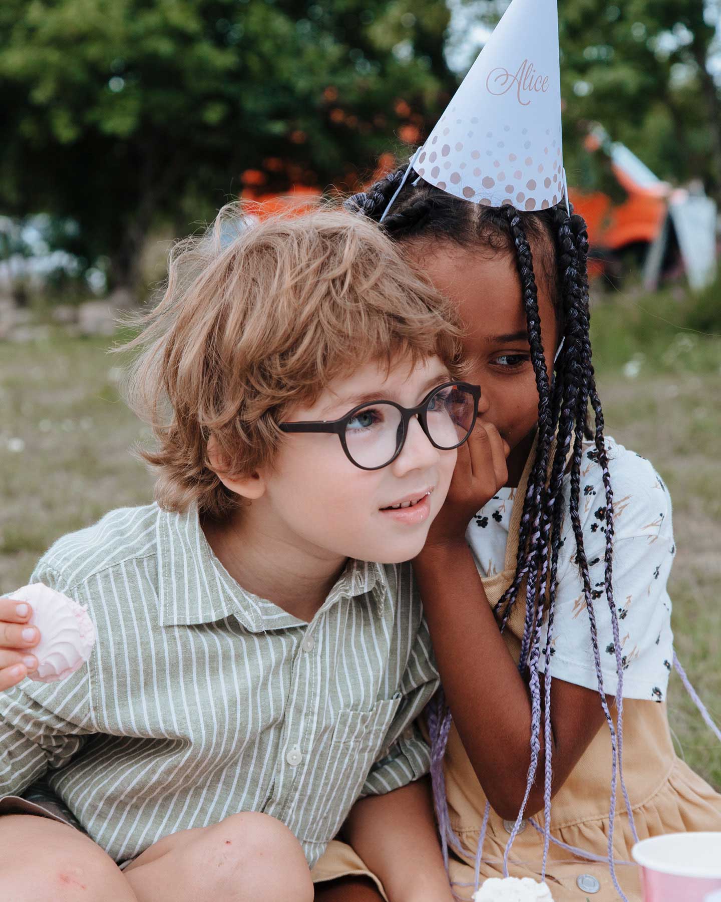 Mädchen und Junge feiern Kindergeburtstagsspieleeburtstag